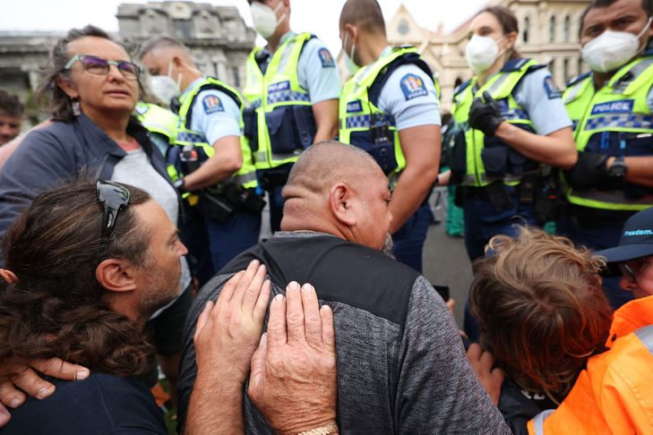 New Zealand: Clashes and arrests of anti-vaccine protesters in Wellington