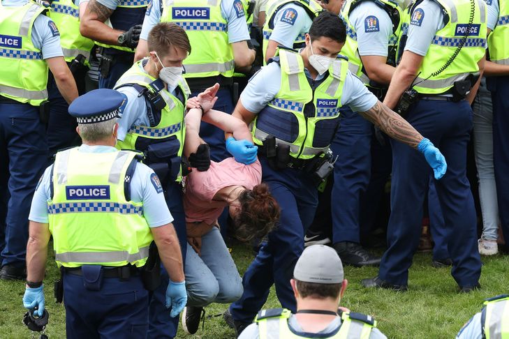 New Zealand: Clashes and arrests of anti-vaccine protesters in Wellington
