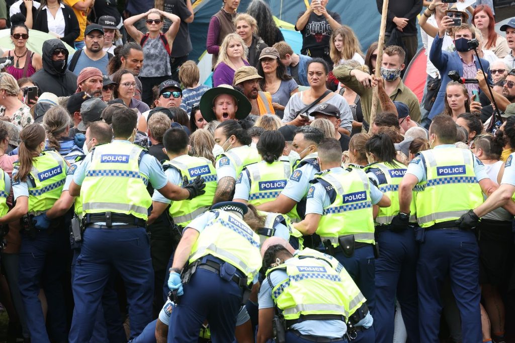 Clashes and arrests of anti-vaccine protesters in Wellington