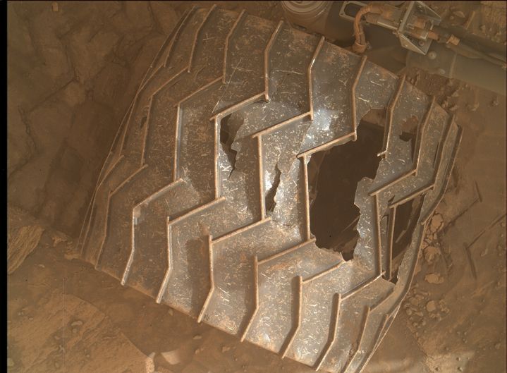A wheel from the Curiosity rover on Mars on Jan. 27, 2022 (NASA/JPL-CALTECH/MSSS)