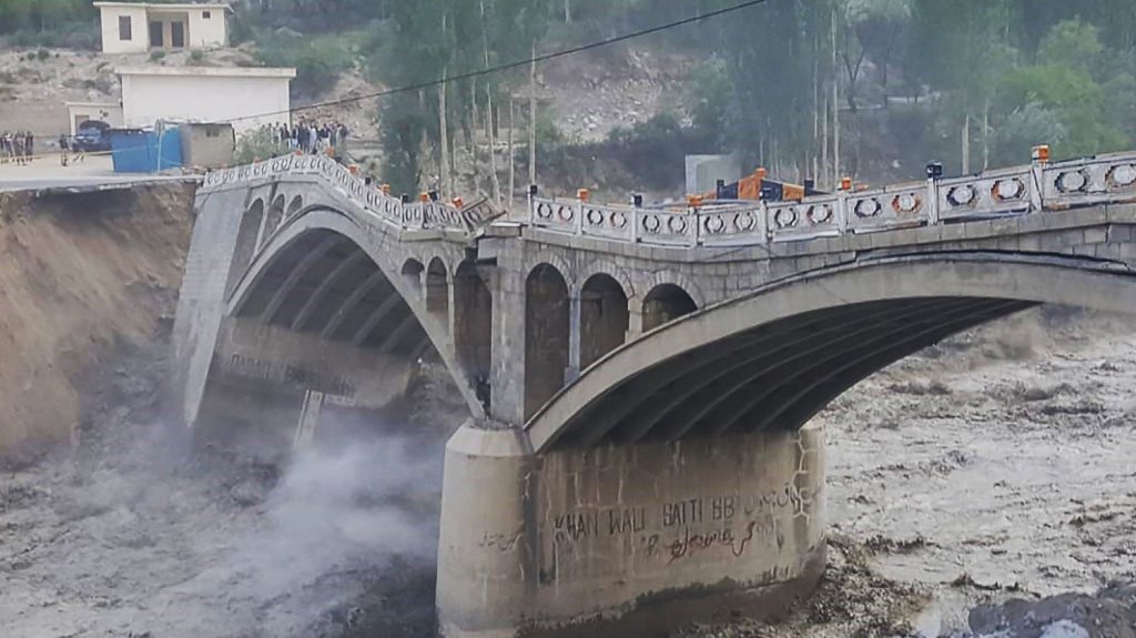 Heat wave floods destroy bridge in Pakistan