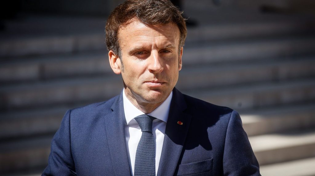 Postponing the formation of a new government for as long as possible is a strategy for Emmanuel Macron, reassures his entourage