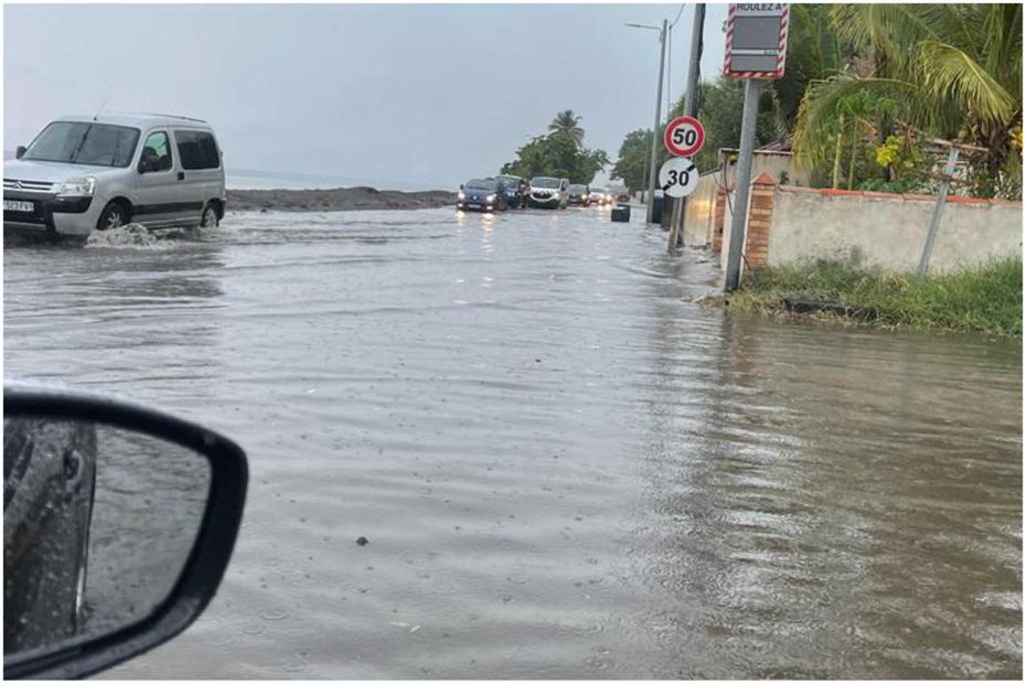 An active tropical wave in Martinique causes a rise in water levels in