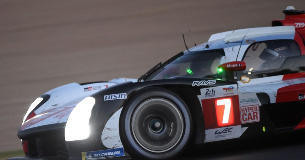 A technical problem for the Toyota car number 7 loses its head