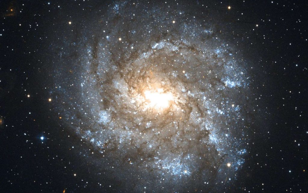 Quelle est cette mystérieuse source radio brillante et compacte qui nous arrive depuis la galaxie NGC 2082 et dont l'origine demeure inconnue ? © SA/Hubble, Nasa