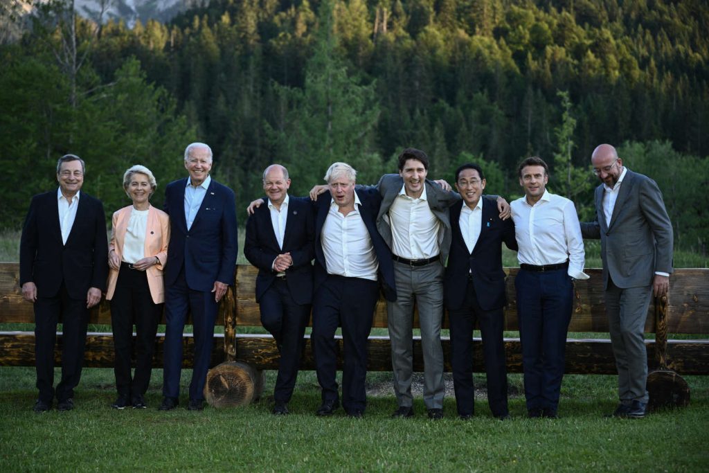 G7 leaders are in complete relaxation, this might be a detail for you...