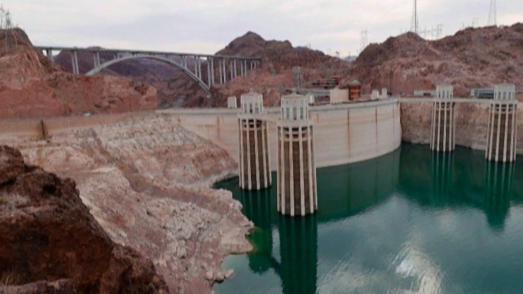 In the United States, the serious consequences of drying Lake Mead