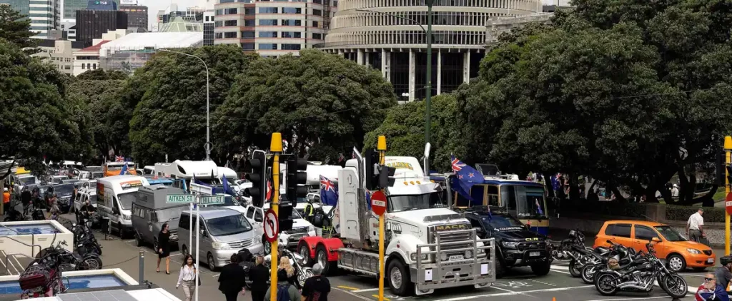 New Zealand: Trucks around Parliament to protest health measures