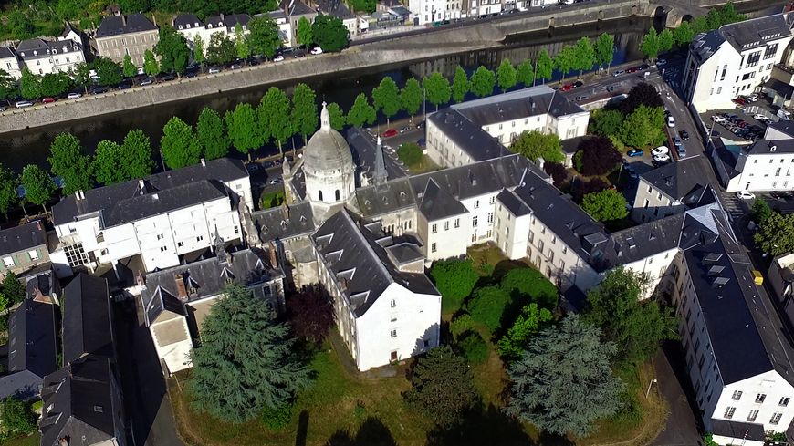 Les 6 000 m² de l'ancien hôpital Saint Julien de Laval vont être reconvertis en lieu de vie intergénérationnel.
