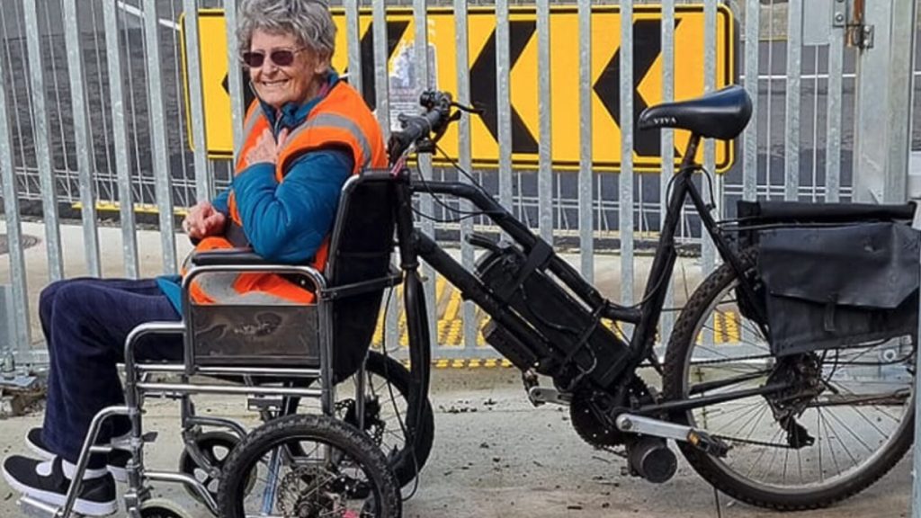 Touch: 79-year-old builds an e-bike in a wheelchair for his sick wife