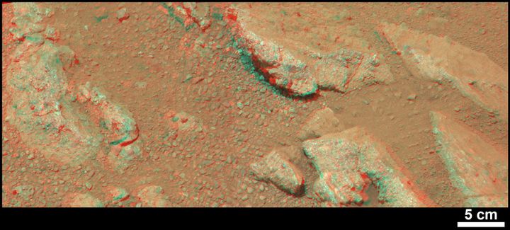 Vista estéreo 3D de guijarros redondos (centro), tomada por el rover Curiosity en Marte el 20 de mayo de 2013 (NASA/JPL-Caltech/MSSS)