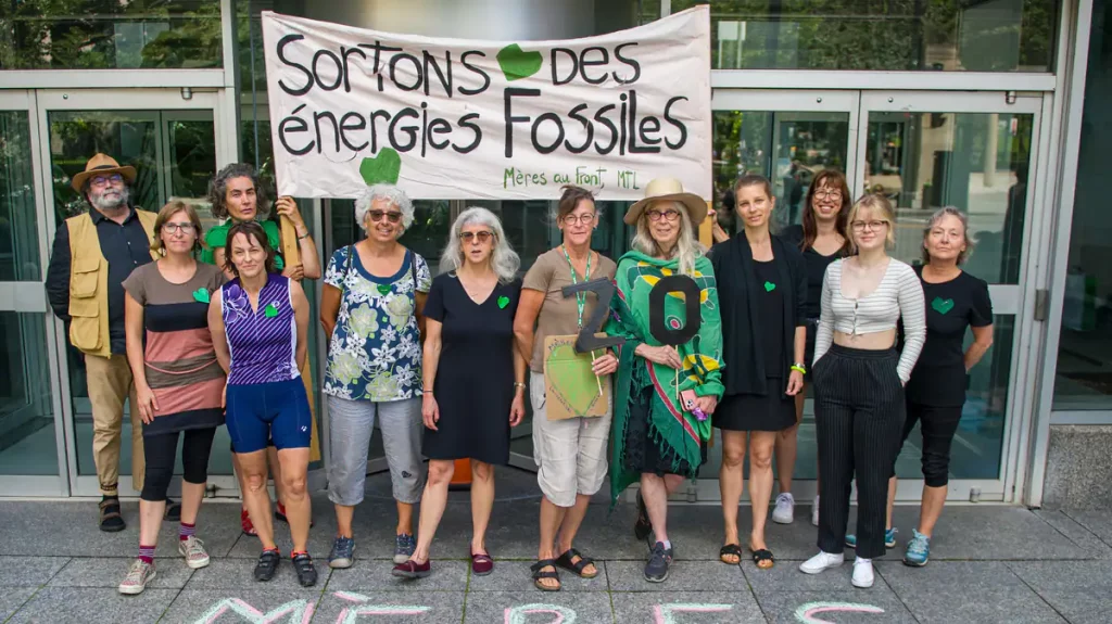 Climate crisis: mothers in the foreground demonstrate in front of François Legault's office