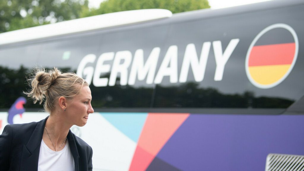 Deutschlands Alexandra Popp geht nach einem Interview am Mannschaftsbus vorbei. Heute werden die DFB-Frauen am Römer in Frankfurt empfangen.