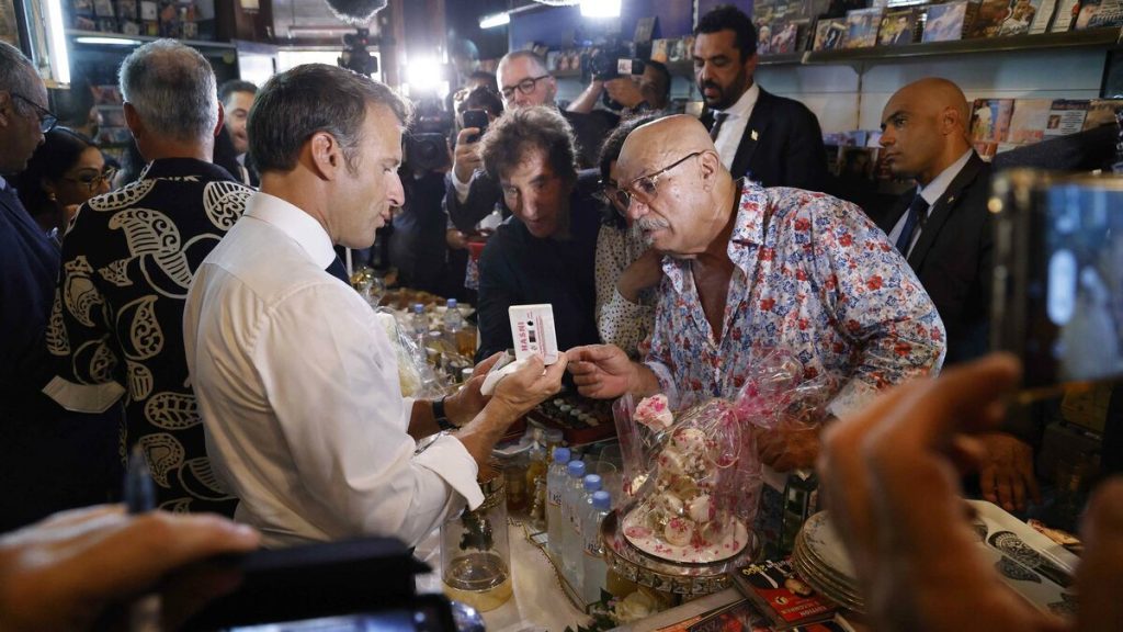 In Algeria, Emmanuel Macron dedicates ... DJ Snake, in a legendary store