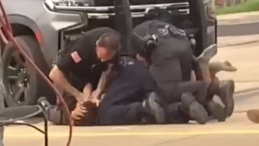 US: 3 police officers suspended after video showed them violently beating a man during arrest