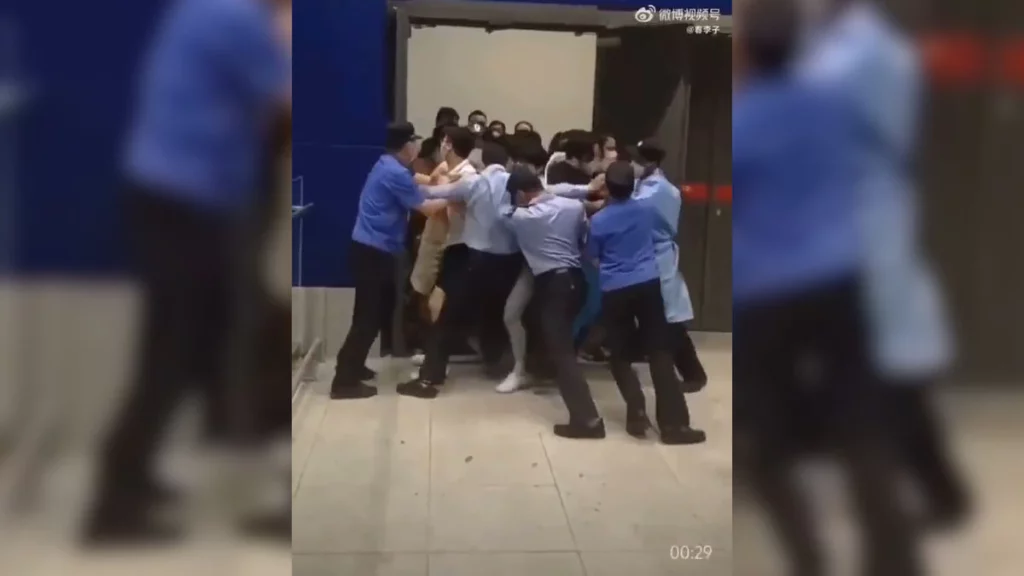 video.  A scene of chaos at an Ikea store in Shanghai after the announcement of a Covid-19 case