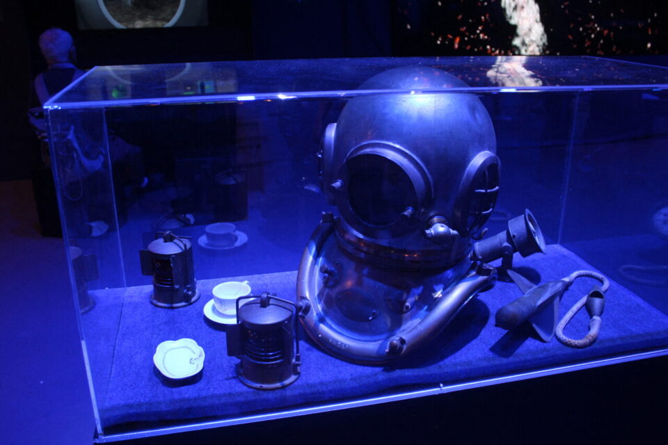 The diving helmet can be seen in the sea space.