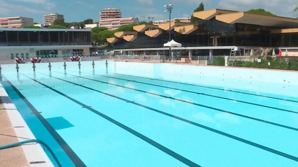 Reuse of water from municipal swimming pools for maintenance of public spaces