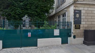 Simone Weil High School is located at 7 rue du Poitou in Paris.