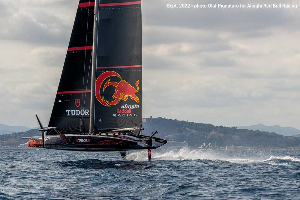 Alinghi Red Bull Racing: Swiss sailors discover the AC75 (…]