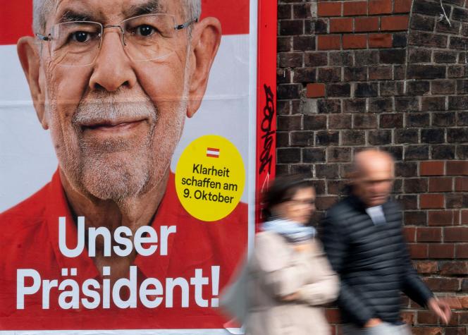 An election poster for the incumbent president on October 3, 2022 in Vienna.