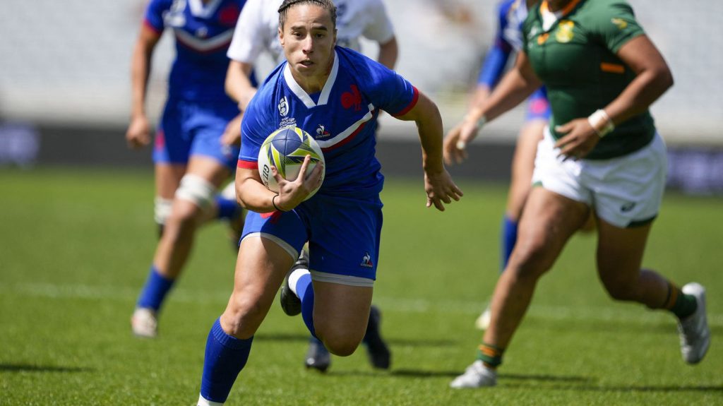 Bleues scrum half Laure Sansus loses the rest of the competition
