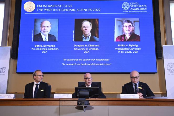 The Secretary-General of the Royal Swedish Academy of Sciences, Hans Elgren, flanked by members of the Nobel Prize Committee in Economics, Tori Ellingen (left) and John Hasler (right), announces the 2022 edition winners, Ben Bernanke, Douglas Diamond and Philip Dibwig, whose photos can be seen above.  On October 10, 2022, in Stockholm. 