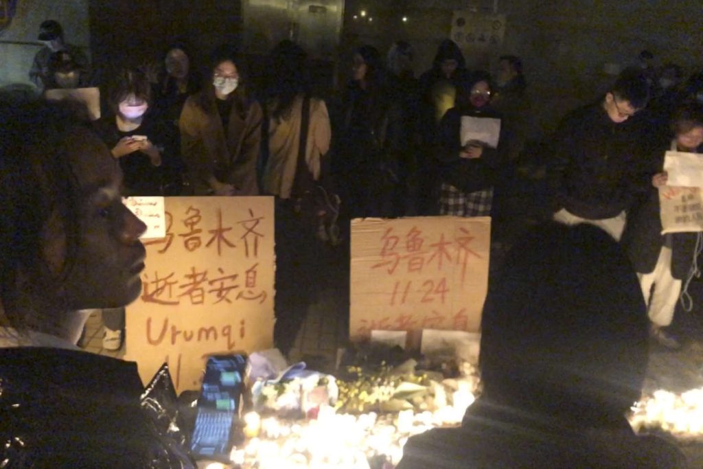 In Shanghai, hundreds of young people demonstrate against the zero covid policy after the Urumqi tragedy