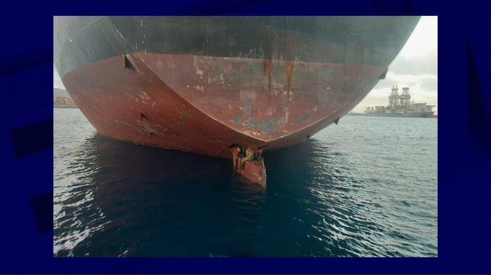 The three individuals at the helm of the Maltese tanker, November 28, 2022 - SALVAMENTO MARÍTIMO