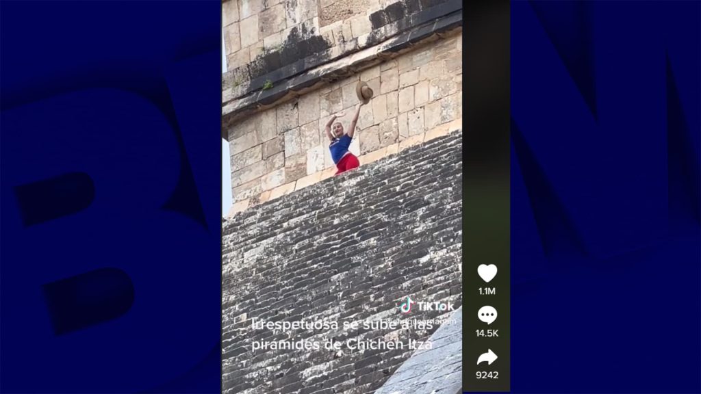 Police booed and arrested a Spanish tourist for climbing a Mayan pyramid