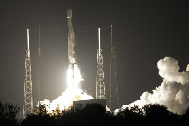 The Falcon 9 space launch vehicle took off Sunday morning from Cape Canaveral, Florida, with the Japanese lander Hakuto on board.